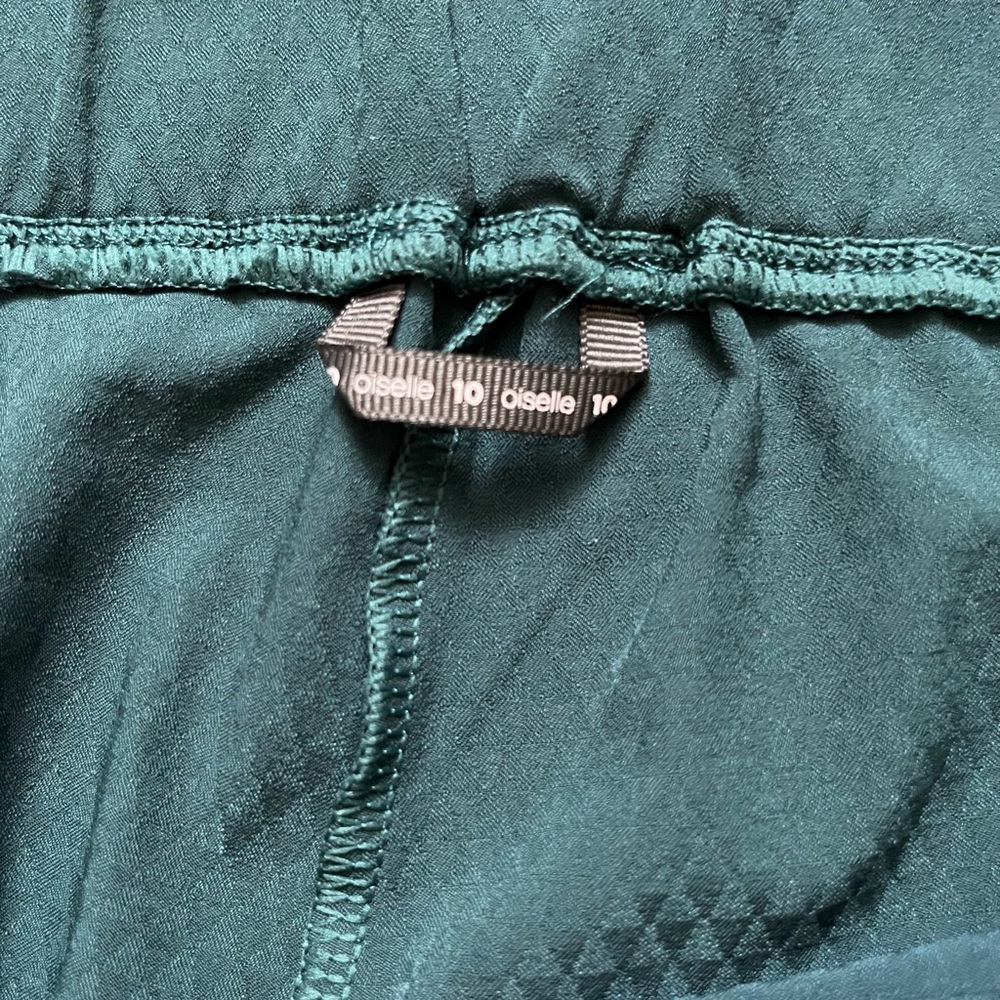 Oiselle Track Fan shorts- size 10. Green